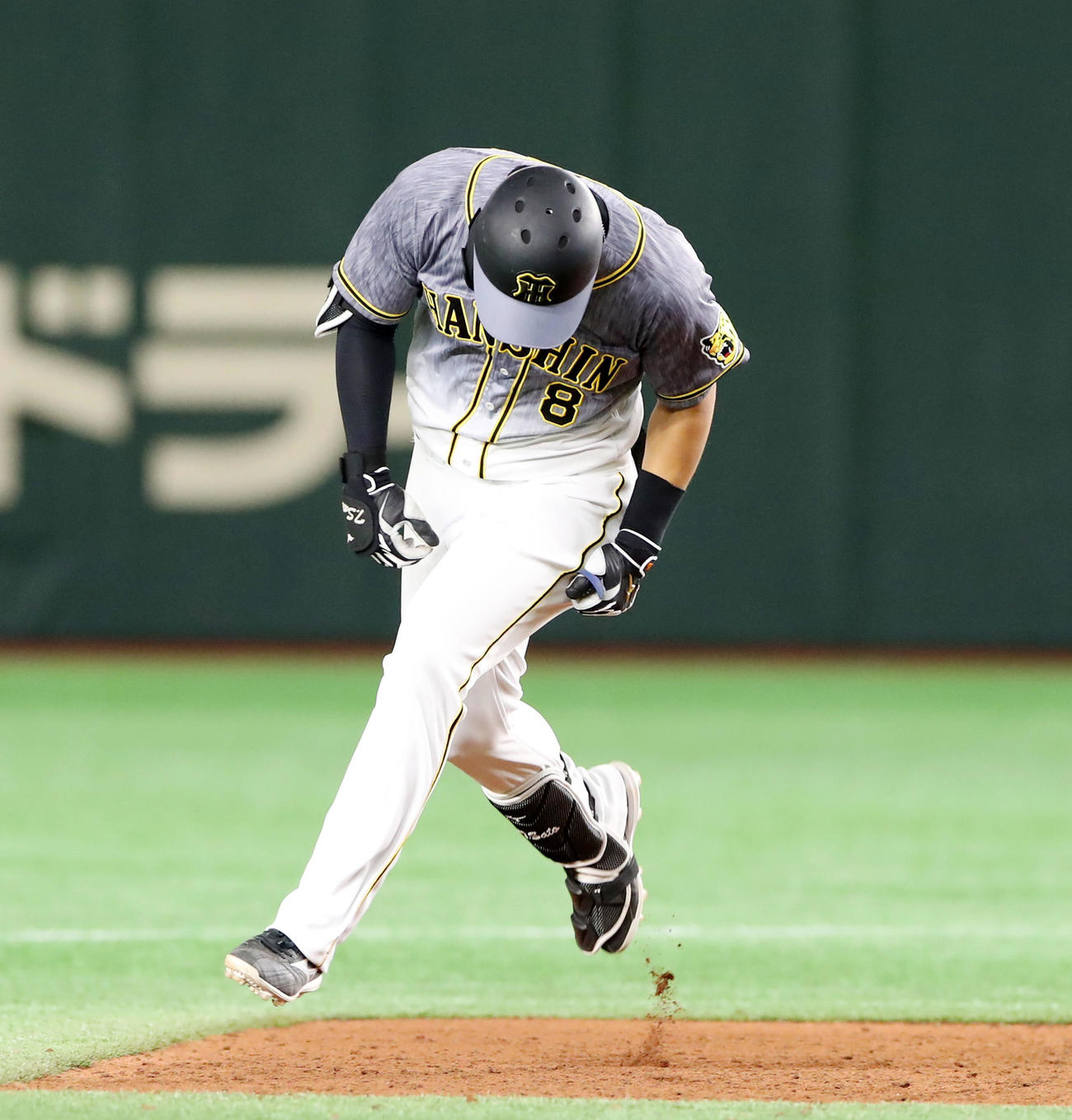DeNA対阪神　9回表阪神無死、佐藤輝は23号本塁打を放ち、二塁を回りながら雄たけびを上げる（撮影・加藤哉）