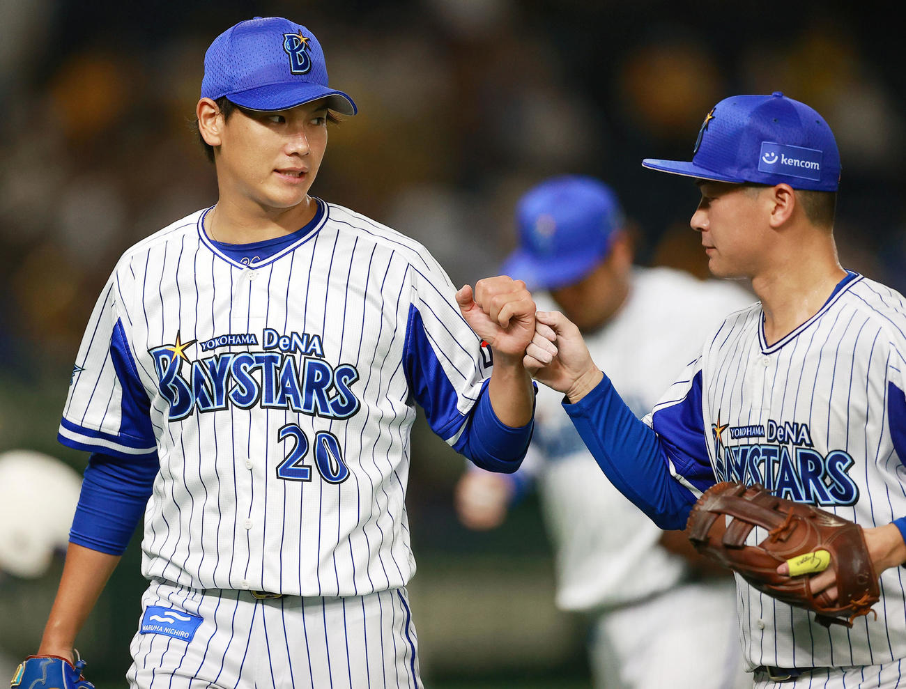 DeNA対阪神　6回表阪神の攻撃を抑えた坂本（左）は柴田とグータッチ（撮影・浅見桂子）