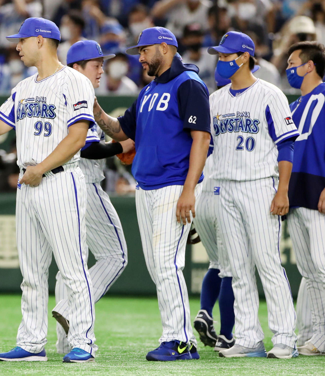 DeNA対阪神　阪神に勝利し牧（左）からウイニングボールを手渡される坂本（撮影・加藤哉）