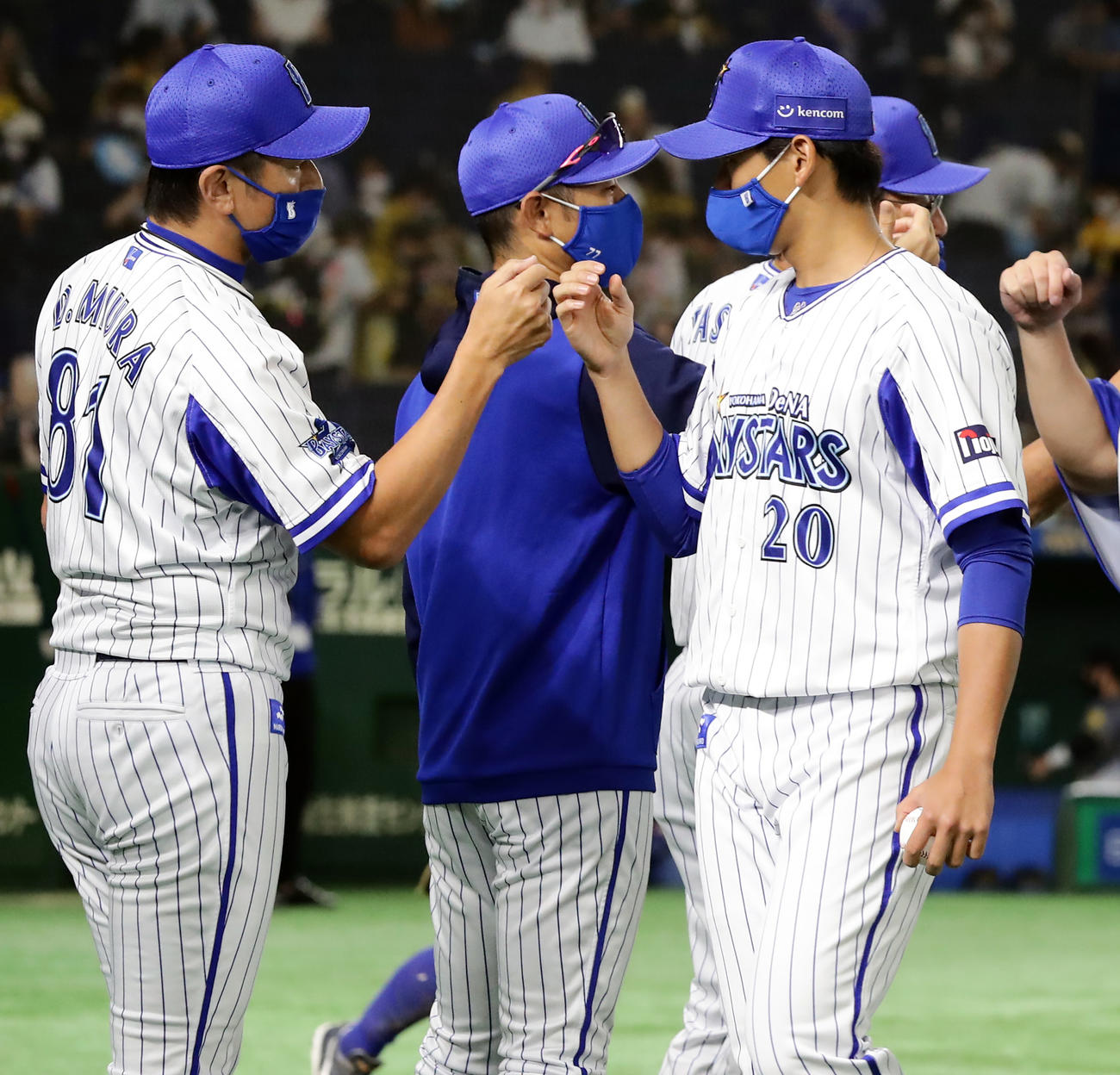 DeNA対阪神　勝利投手の坂本（右）は三浦監督とグータッチ（撮影・浅見桂子）