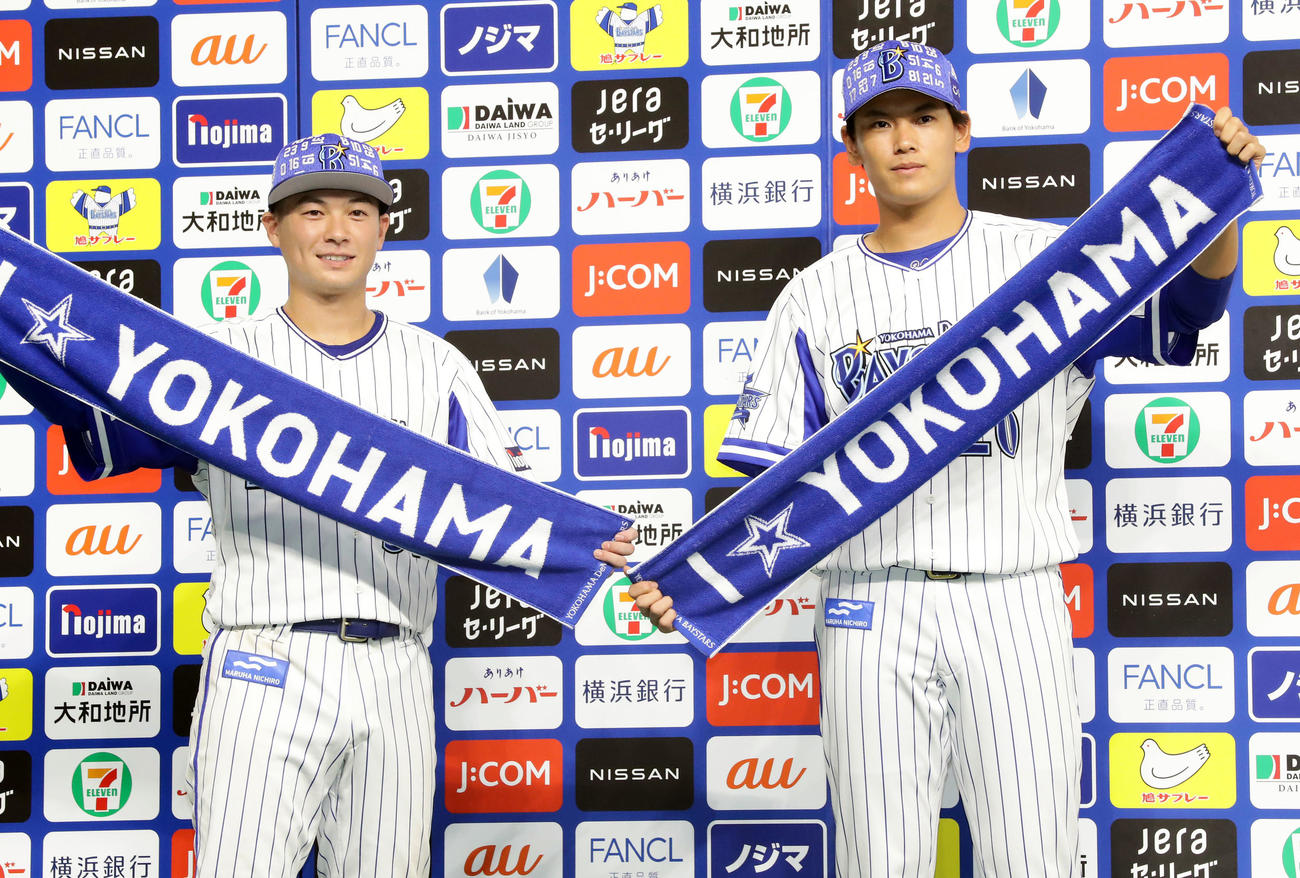 DeNA対阪神　ヒーローインタビュー後、お立ち台で記念撮影する柴田（左）と坂本（撮影・浅見桂子）