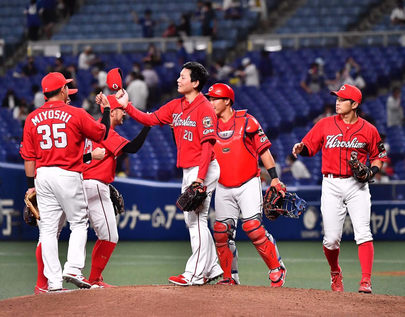 中日対広島　19セーブ目を挙げ、ナインと喜び合う栗林（中央）ら（撮影・上田博志）