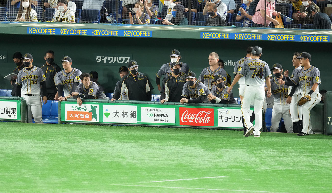 DeNA対阪神　DeNAに敗れ肩を落とす阪神ナイン（撮影・横山健太）