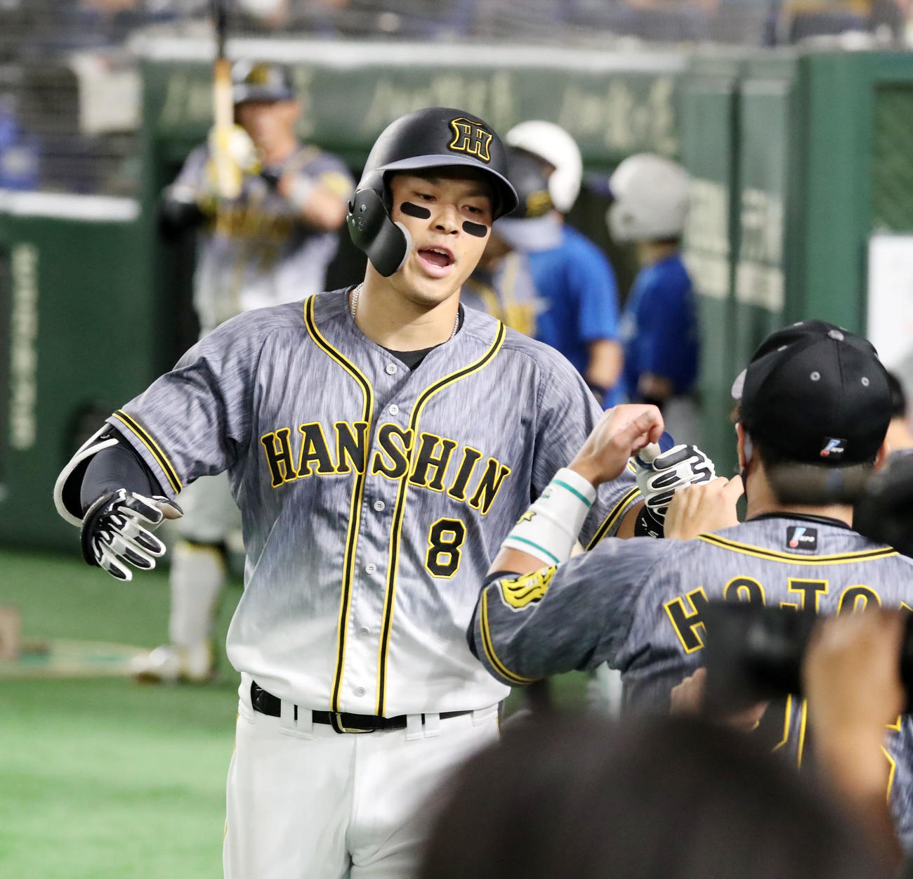 DeNA対阪神　9回表阪神無死、23号本塁打を放った佐藤輝は、ナインとエアタッチ（撮影・加藤哉）