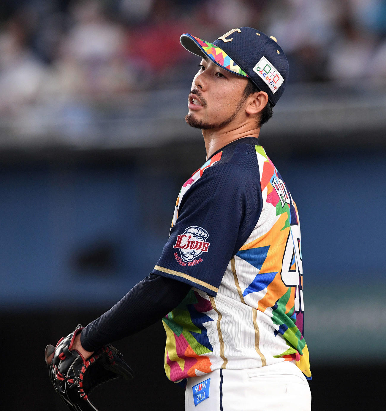 ロッテ対西武　2回を投げ終え集中した表情で引き揚げる西武先発の本田（撮影・滝沢徹郎）