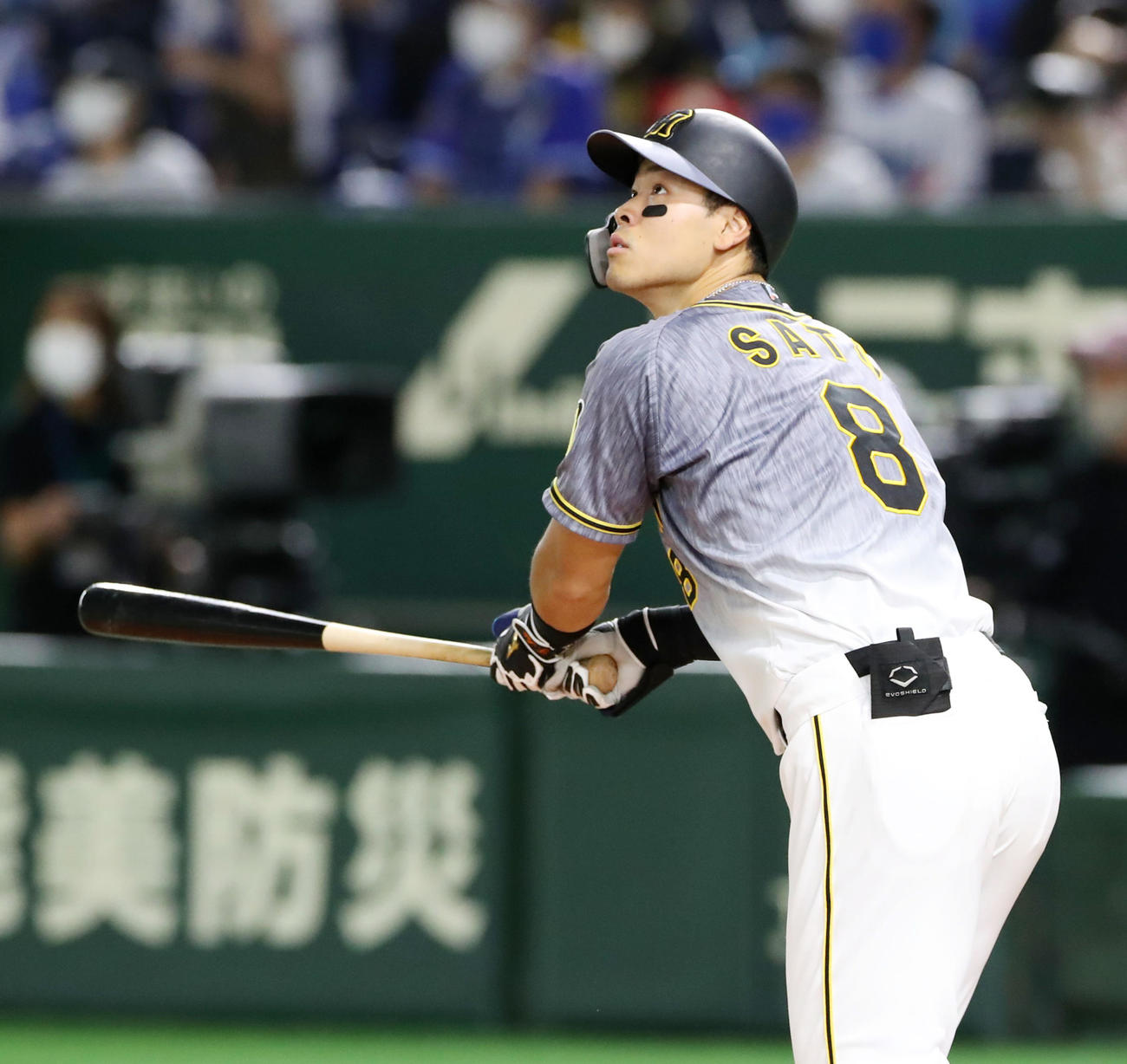 DeNA対阪神　9回表阪神無死、佐藤輝は左越え本塁打を放つ（撮影・加藤哉）