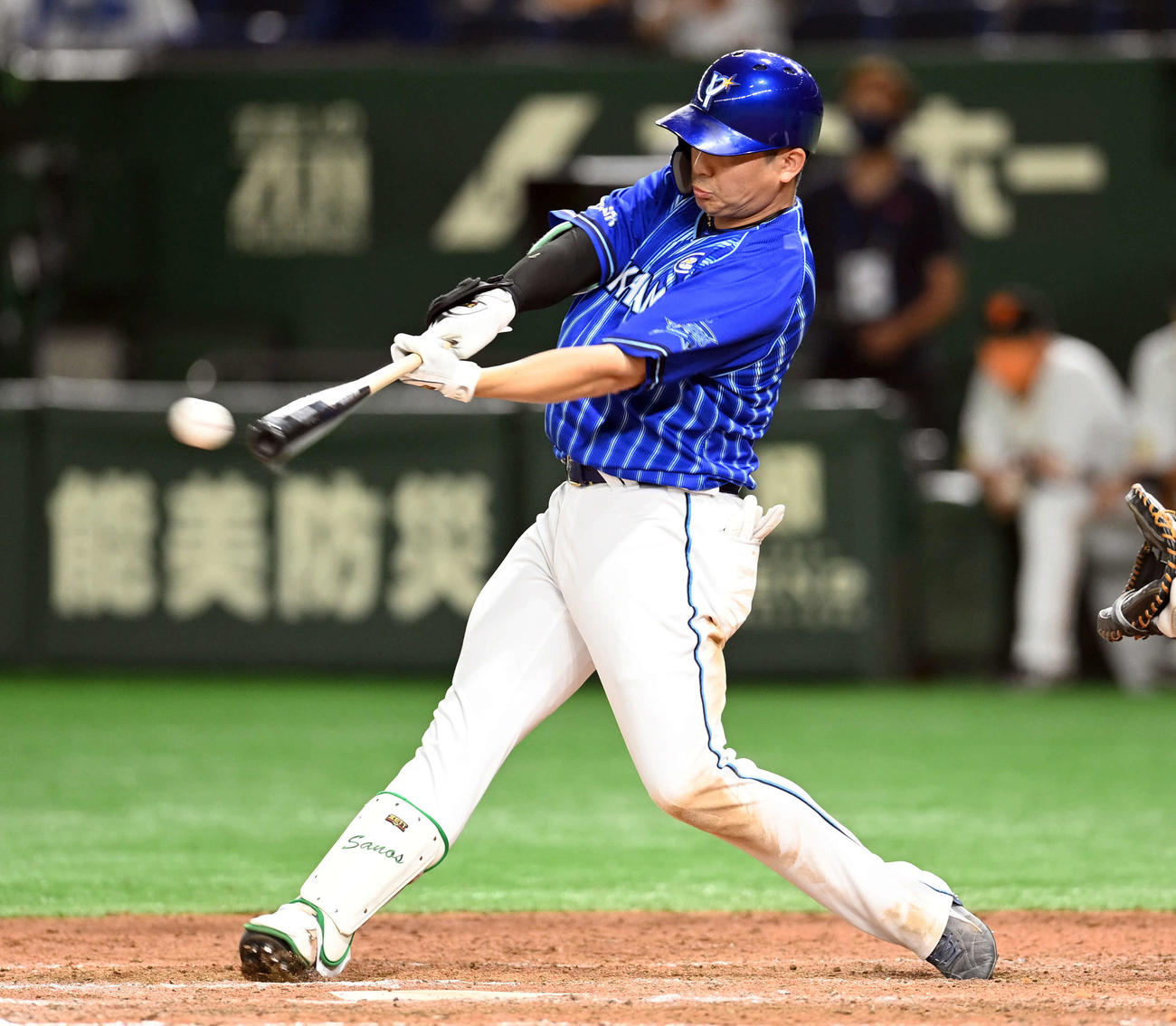 巨人対DeNA 9回表DeNA2死二、三塁、右前に2点適時打を放つ佐野（撮影・たえ見朱実）