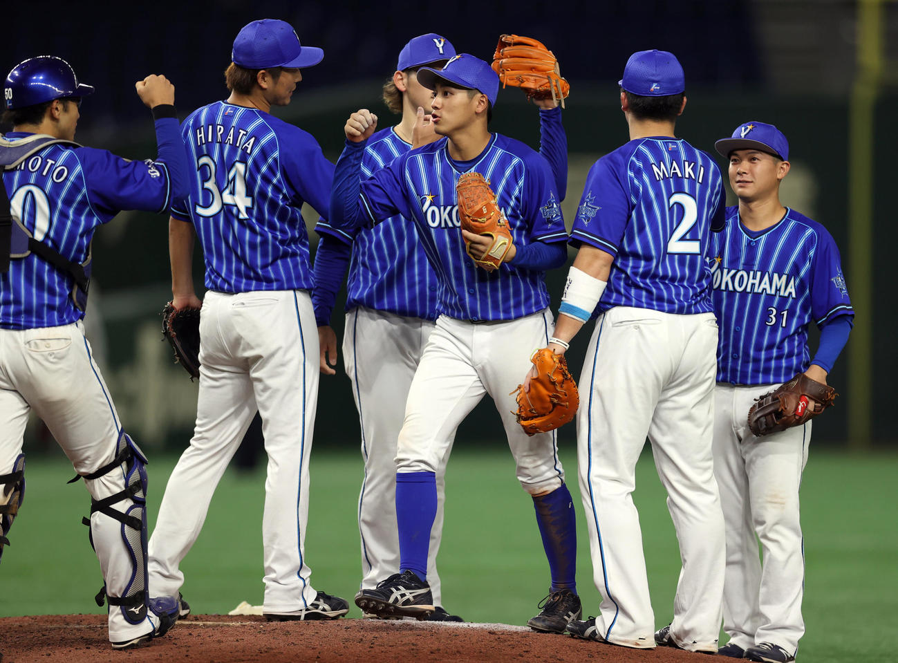 巨人対DeNA　試合後、勝利の喜びを分かち合う森（中央）らDeNAナイン（撮影・狩俣裕三）