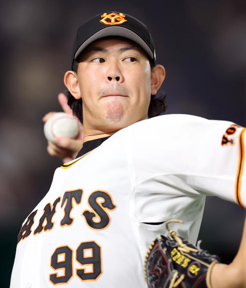 巨人対DeNA　試合前に投球練習をする巨人先発の山口（撮影・狩俣裕三）