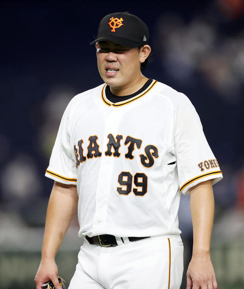 巨人対DeNA 5回表を終え、悔しい表情でベンチに戻る巨人先発の山口（撮影・狩俣裕三）