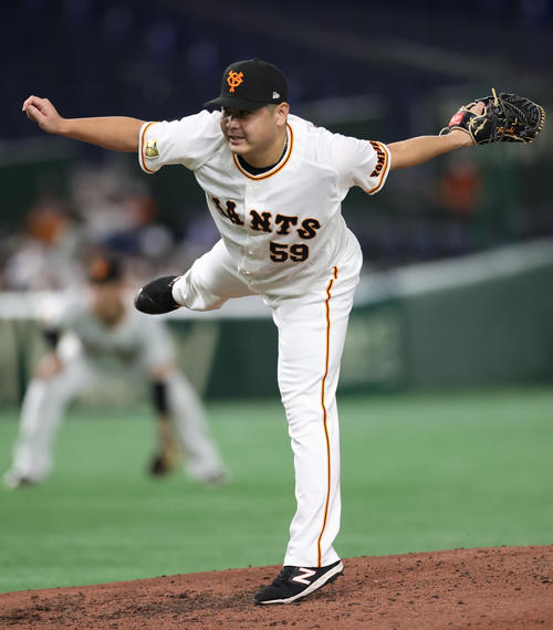 巨人対DeNA 8回表から登板する田中豊（撮影・狩俣裕三）