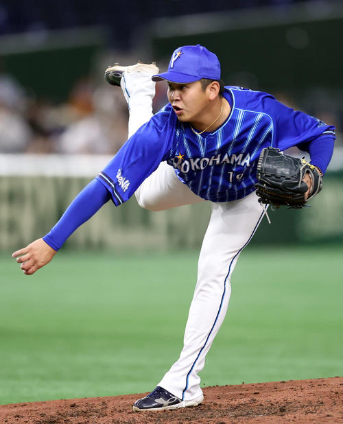 巨人対DeNA 8回裏から登板する山崎（撮影・狩俣裕三）