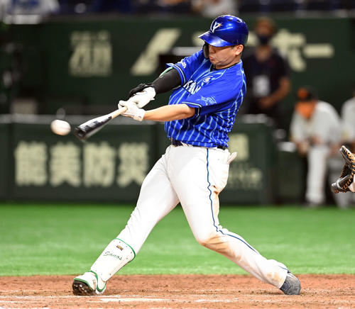 巨人対DeNA 9回表DeNA2死二、三塁、右前に2点適時打を放つ佐野（撮影・たえ見朱実）