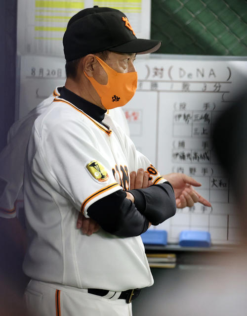 巨人対DeNA 9回裏、厳しい表情の原監督（撮影・狩俣裕三）