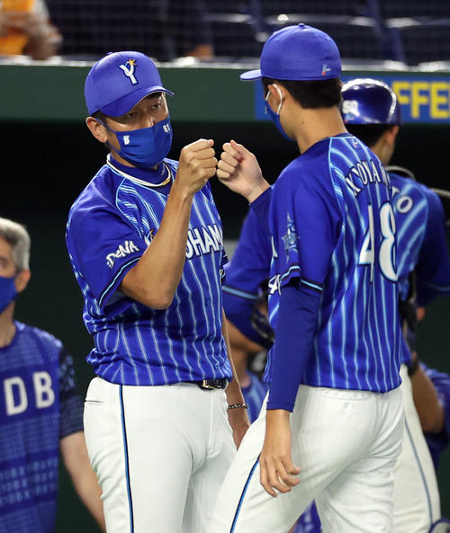 巨人対DeNA　試合後、今季初勝利の京山（右）とタッチを交わす三浦監督（撮影・狩俣裕三）