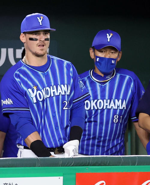 巨人対DeNA 1回裏に守備で胸を強打したオースティン（左）を心配そうに見つめる三浦監督（撮影・狩俣裕三）