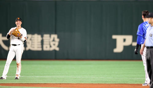 巨人対DeNA 4回表DeNA2死一、二塁、オースティン（右）と笑顔を交わす坂本（撮影・狩俣裕三）