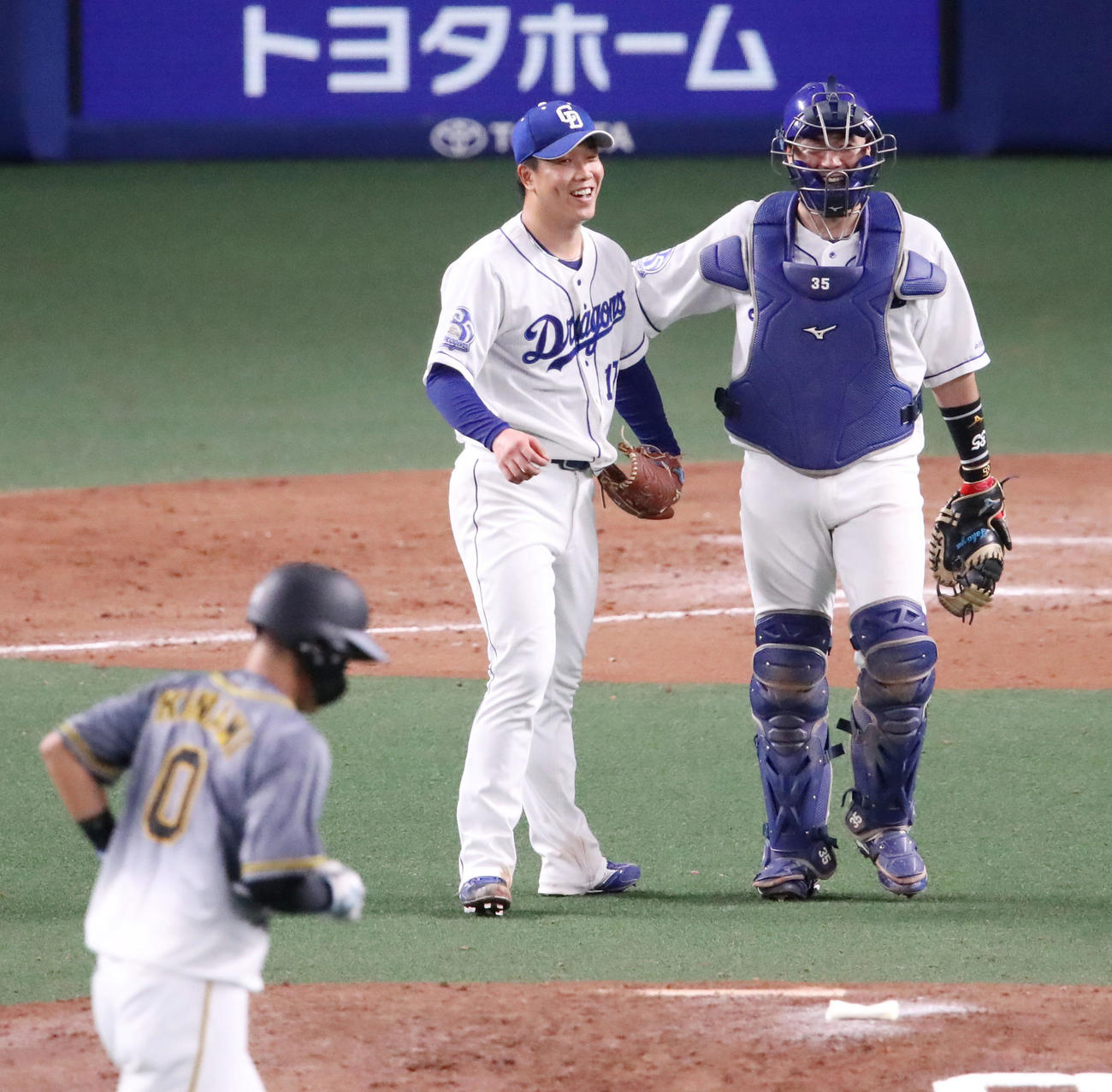 中日対阪神　147球の完封勝利に笑顔を見せる柳（中央）は木下拓とタッチ（撮影・加藤哉）