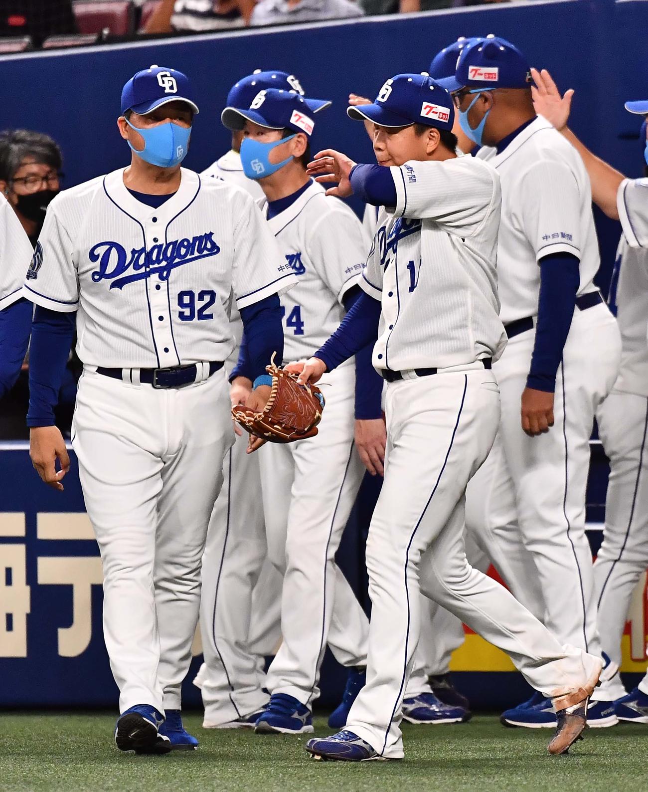 中日対阪神　完封勝利した柳（右）に声を掛ける与田監督（左）（撮影・上田博志）