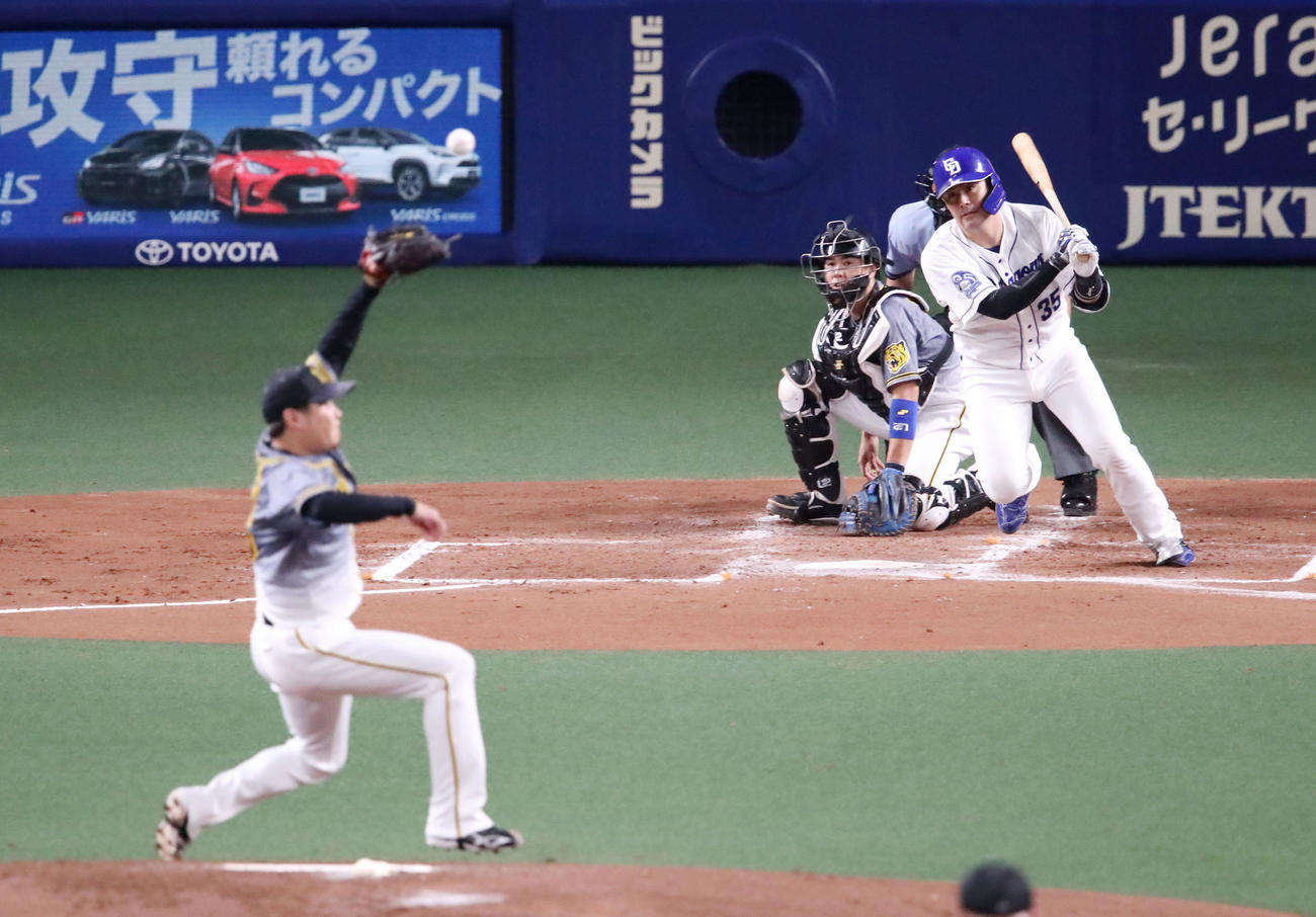 中日対阪神　2回裏中日無死一、三塁、木下拓は中前適時打を放つ。左は西勇（撮影・加藤哉）