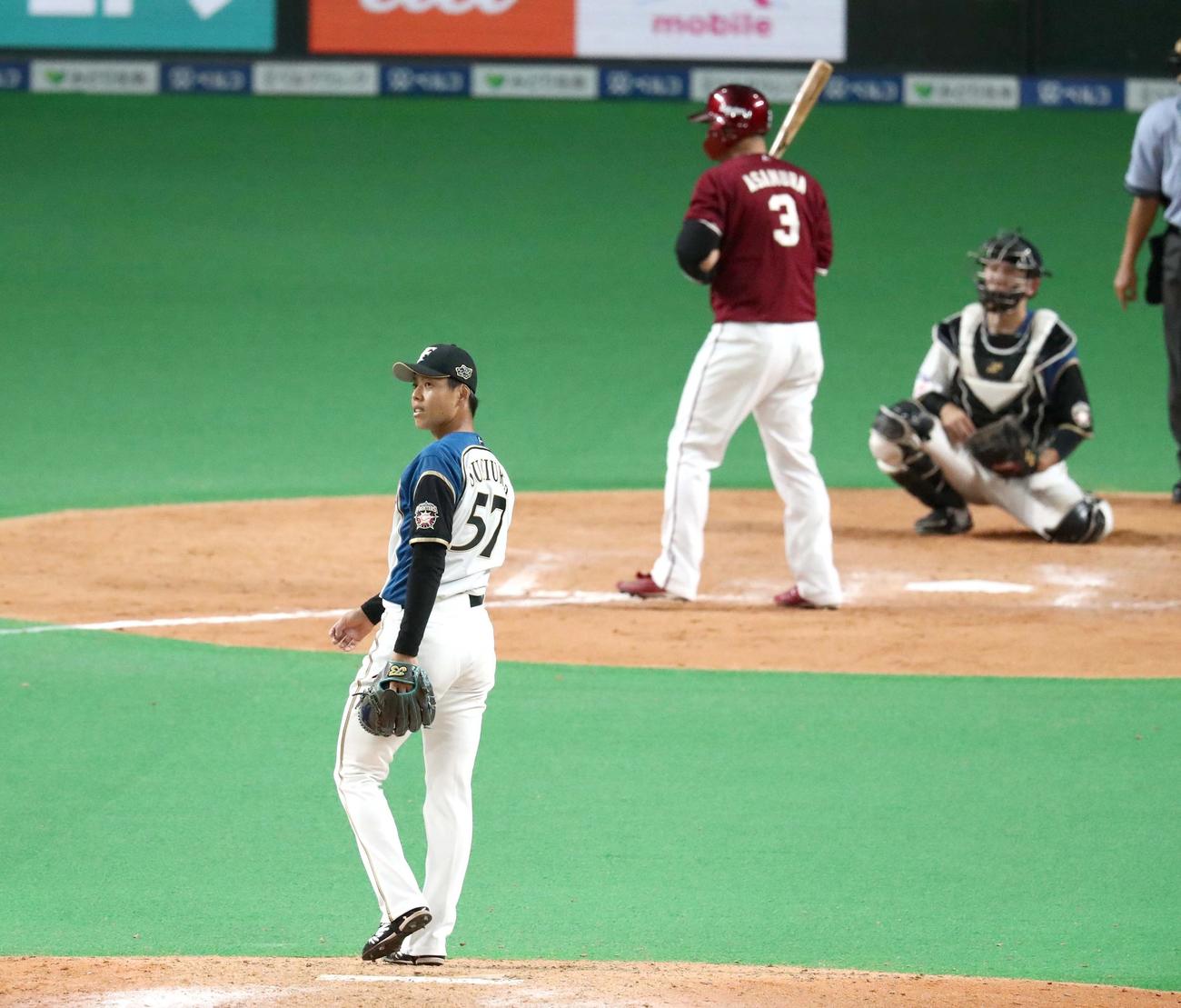 日本ハム対楽天　9回表楽天2死満塁、浅村に押し出し四球を与える杉浦（撮影・黒川智章）