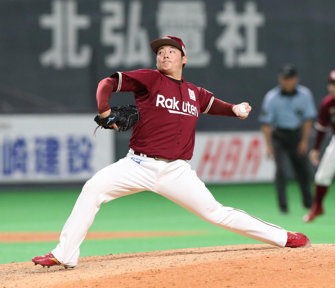 日本ハム対楽天　9回から登板する楽天松井（撮影・佐藤翔太）