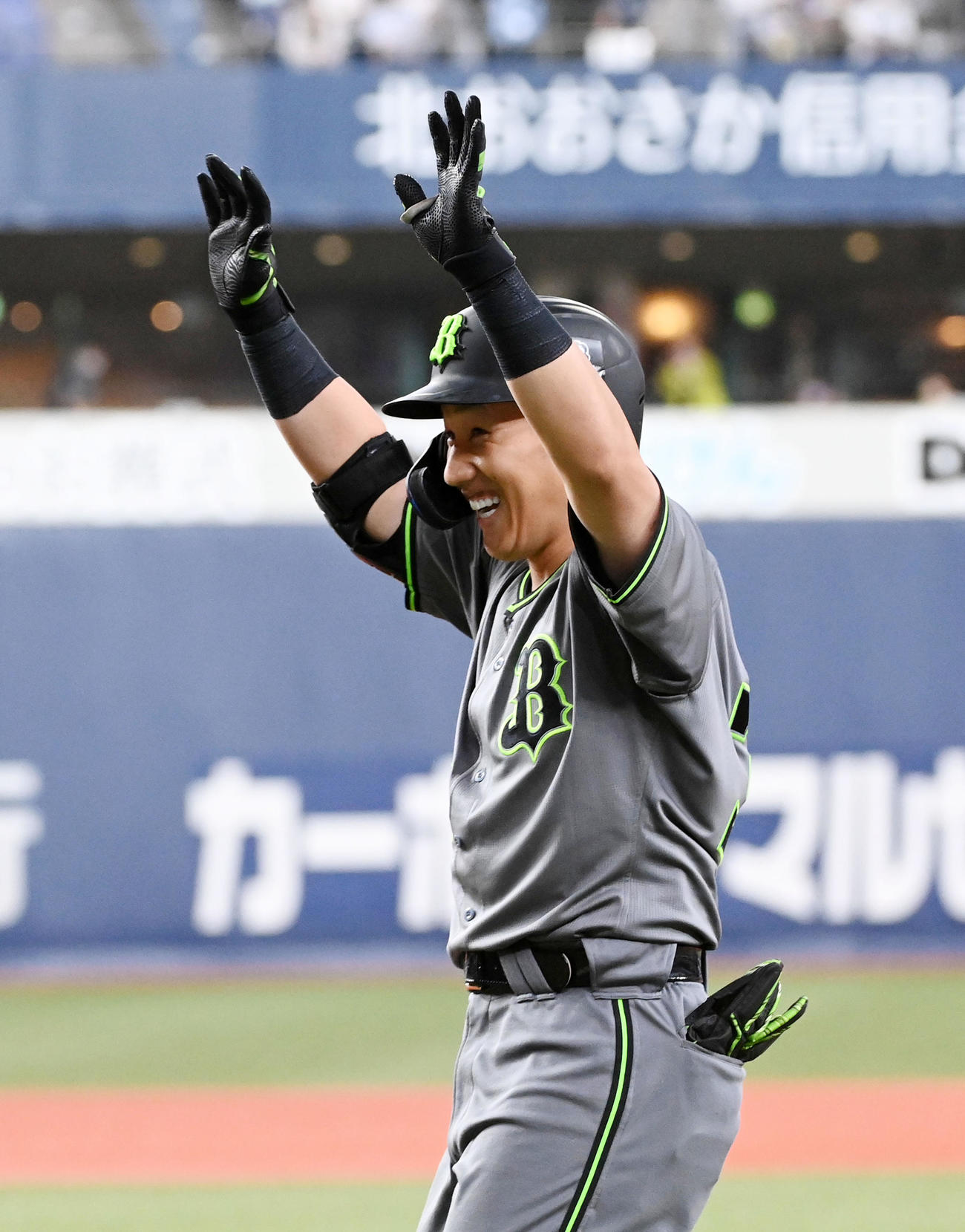 オリックス対西武　9回裏オリックス1死満塁、吉田正はサヨナラ中犠飛を放ち笑顔を見せる（撮影・前岡正明）