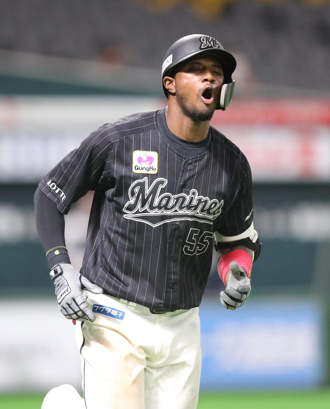 ソフトバンク対ロッテ　9回表2死一、二塁、エチェバリアは左越えに勝ち越し3点本塁打を放つ（撮影・梅根麻紀）