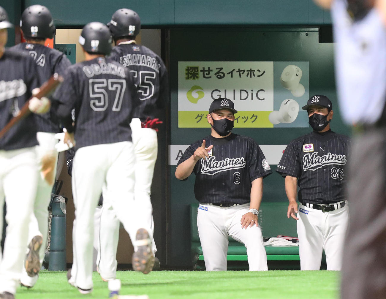 ソフトバンク対ロッテ　9回表2死一、二塁、エチェバリアは左越えに勝ち越し3点本塁打を放ち井口資仁監督に迎えられる（撮影・梅根麻紀）