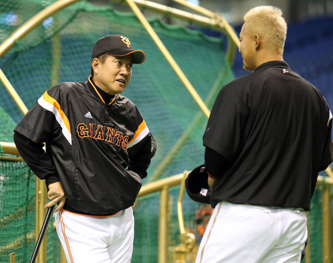 14年5月26日、巨人対日本ハム試合前、あいさつに来た中田翔（右）に、微妙な顔で何かを言う原辰徳監督