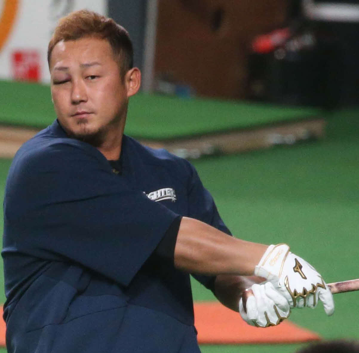 4月8日、右目を腫らし練習する日本ハム中田