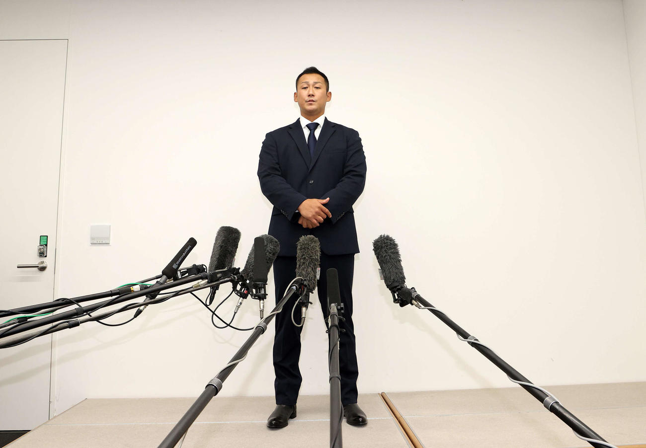 日本ハムから巨人へ移籍会見に臨む中田（撮影・鈴木正人）