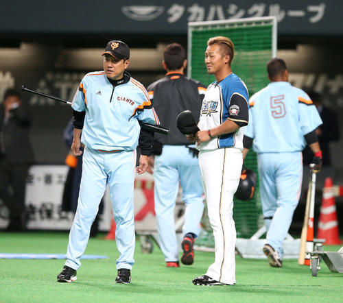 巨人移籍の中田翔「一から」ひげそりスーツ姿で謝罪 背番10でチーム
