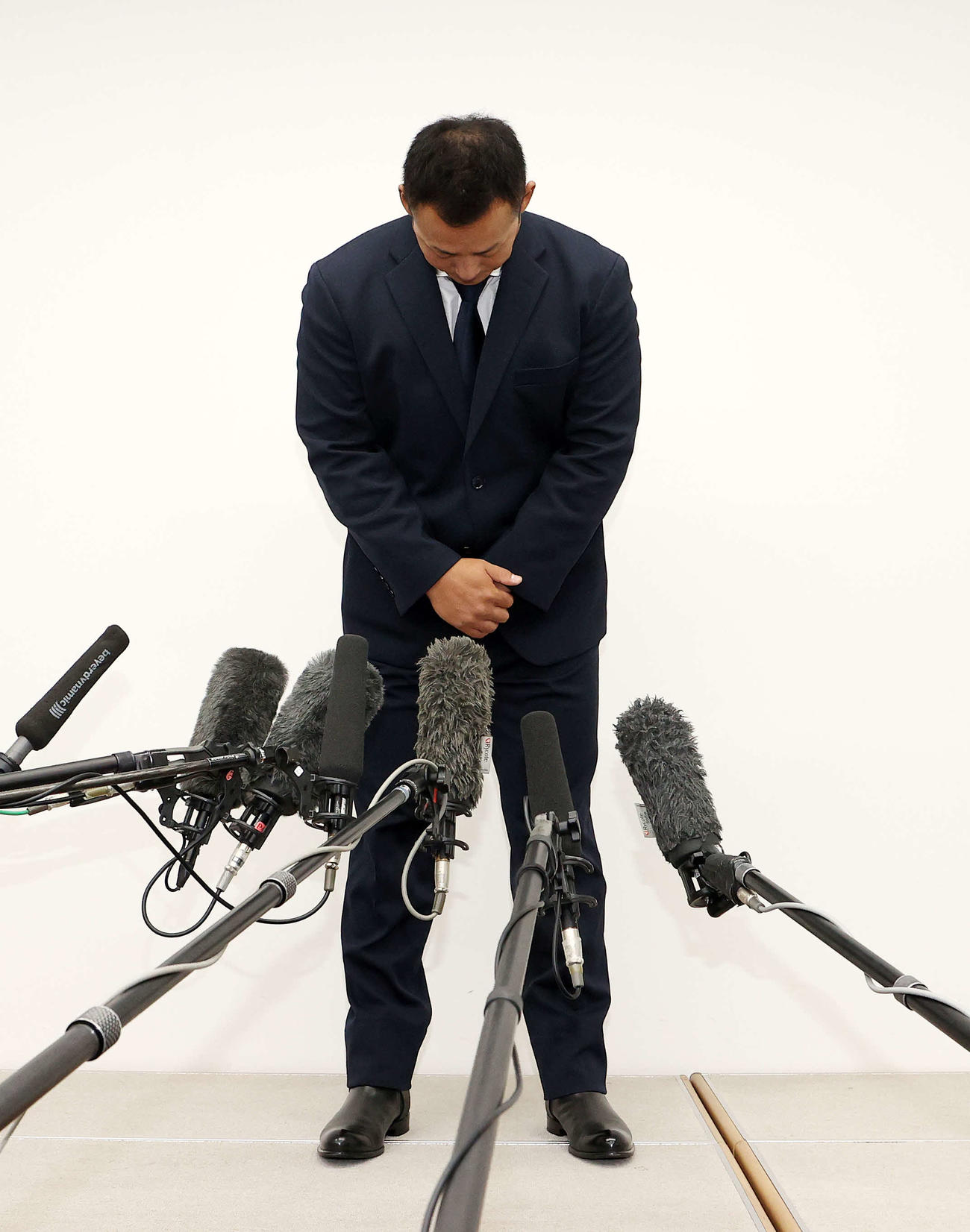 今回の騒動で頭を下げる日本ハムから巨人へ移籍した中田（撮影・鈴木正人）
