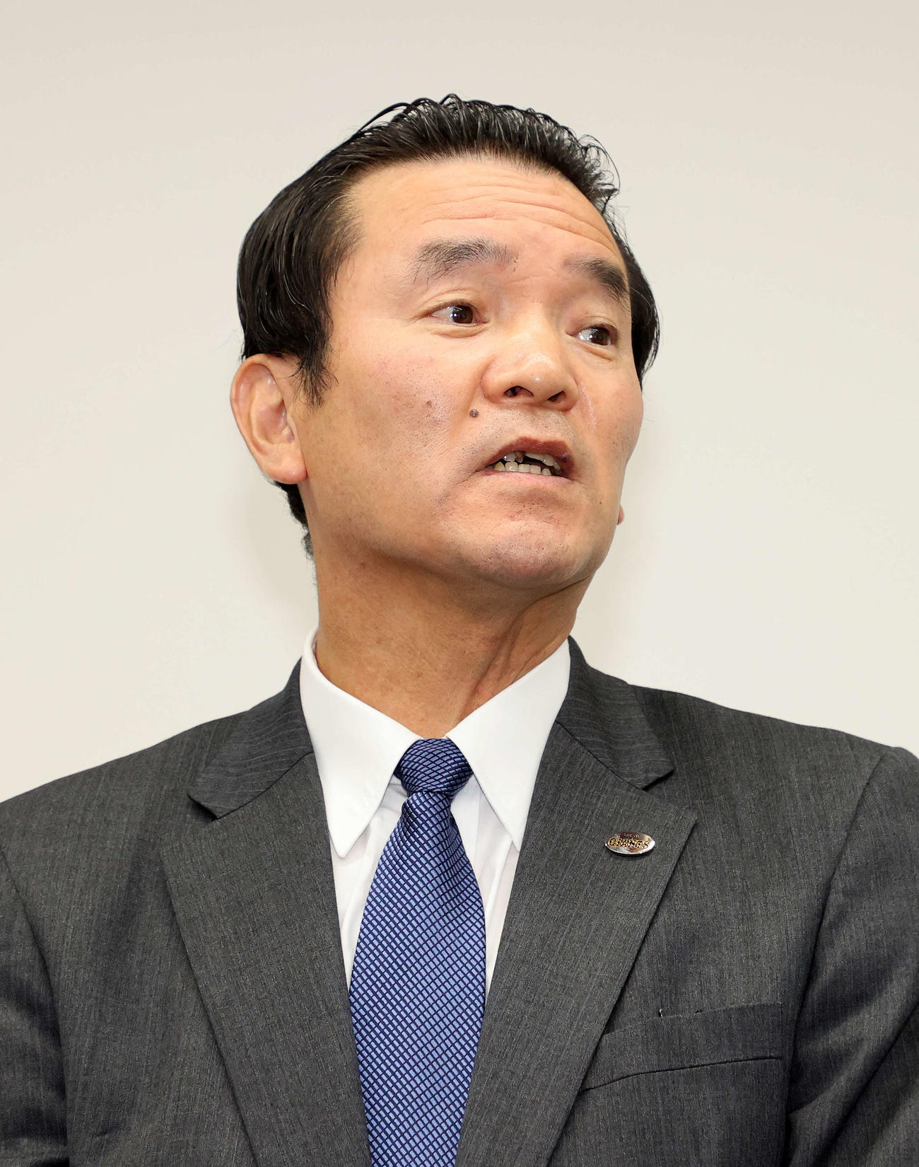 記者の質問に答える巨人大塚副代表（撮影・鈴木正人）