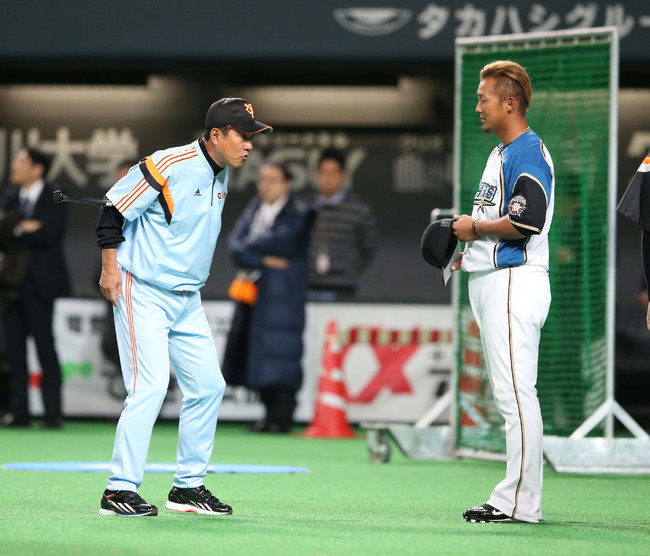 14年3月4日、談笑する巨人原辰徳監督（左）と日本ハム中田翔