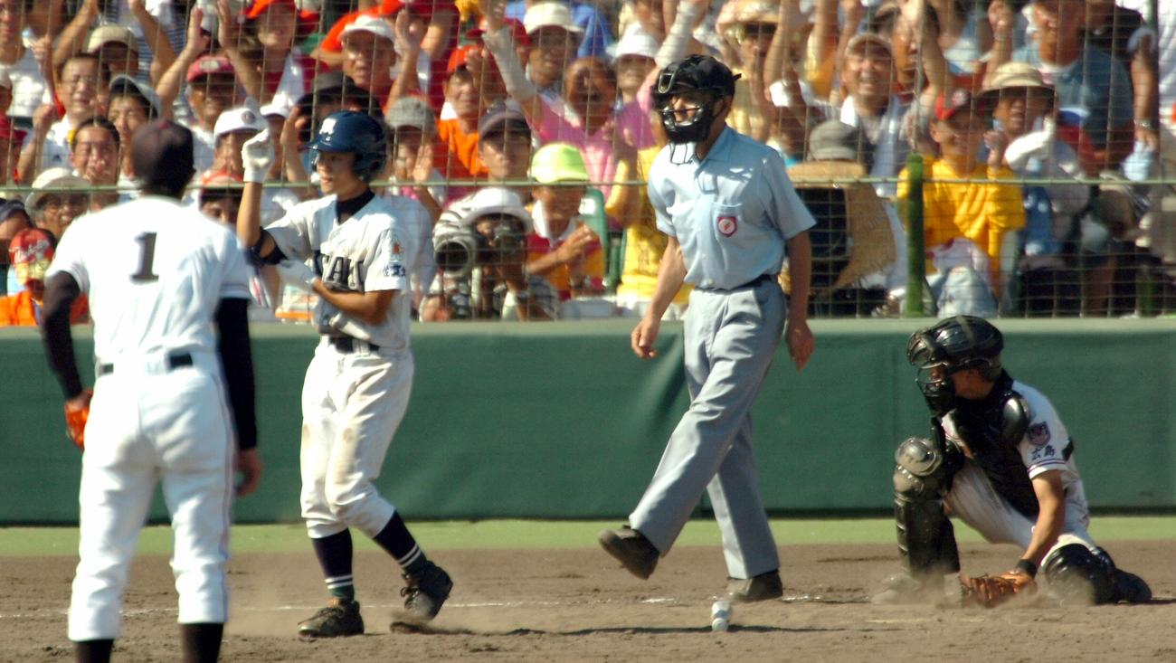 第89回全国高校野球選手権大会決勝　佐賀北対広陵　８回裏佐賀北１死満塁、井手和馬は四球で押し出し。捕手小林誠司はミットで地面をたたく。投手野村祐輔＝２００７年８月22日