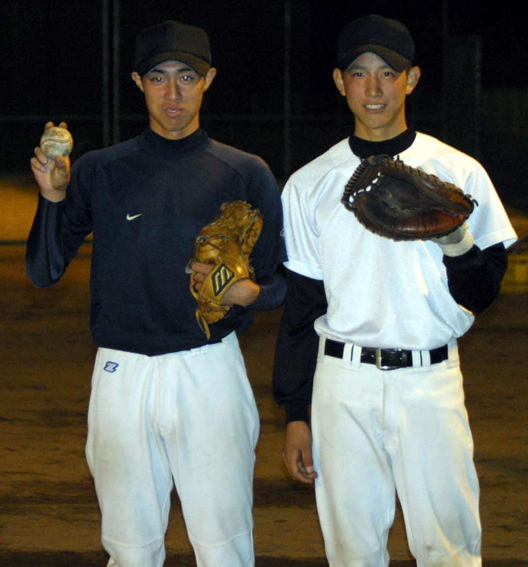 ２００６年11月、広陵のグラウンドで練習する野村祐輔（左）と小林誠司