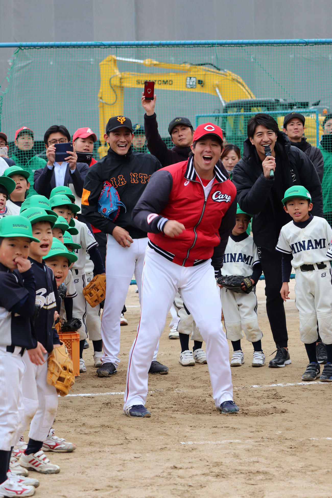 2018年12月、野球教室のイベントで子どもたちと盛り上がる広島野村祐輔（中央）と巨人小林誠司（左横）＝安芸郡海田町の広島国際学院グラウンド