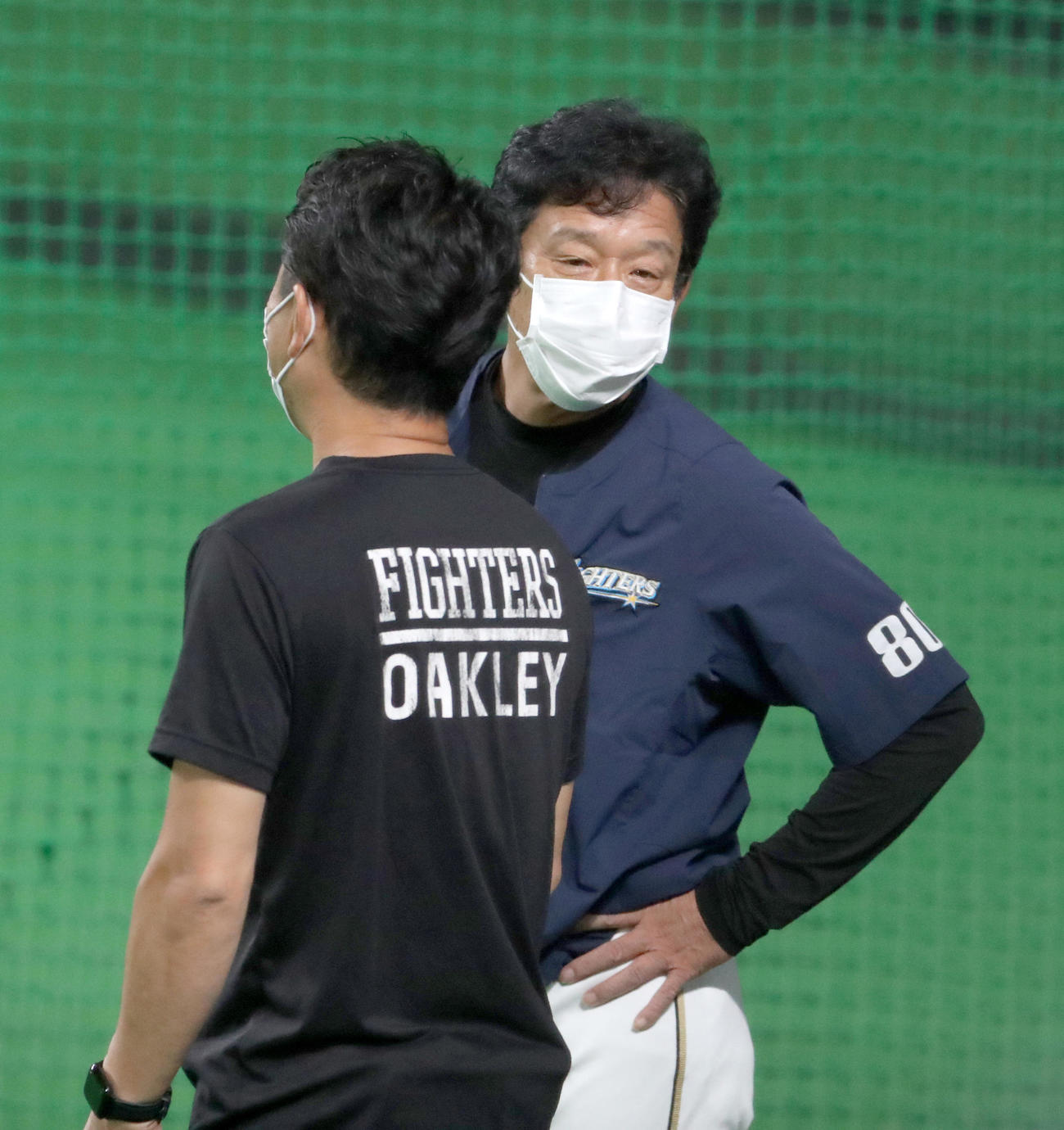 日本ハム対楽天　試合前、会話をする日本ハム栗山監督（右奥）（撮影・佐藤翔太）