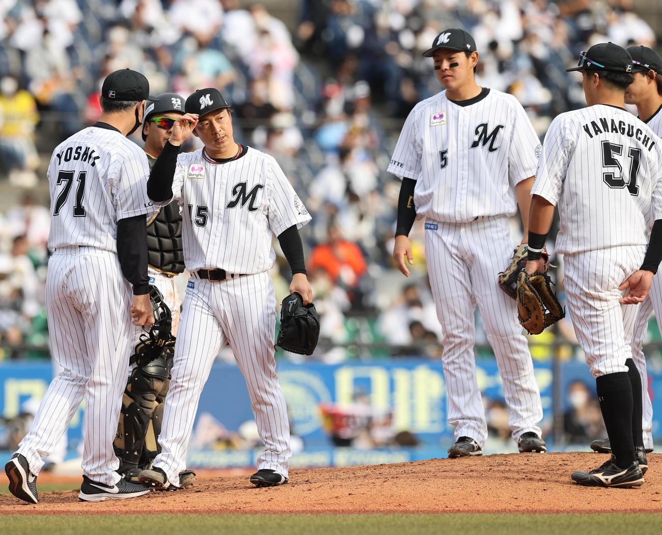 4月24日ソフトバンク戦　降板するロッテ先発の美馬（左から3人目）