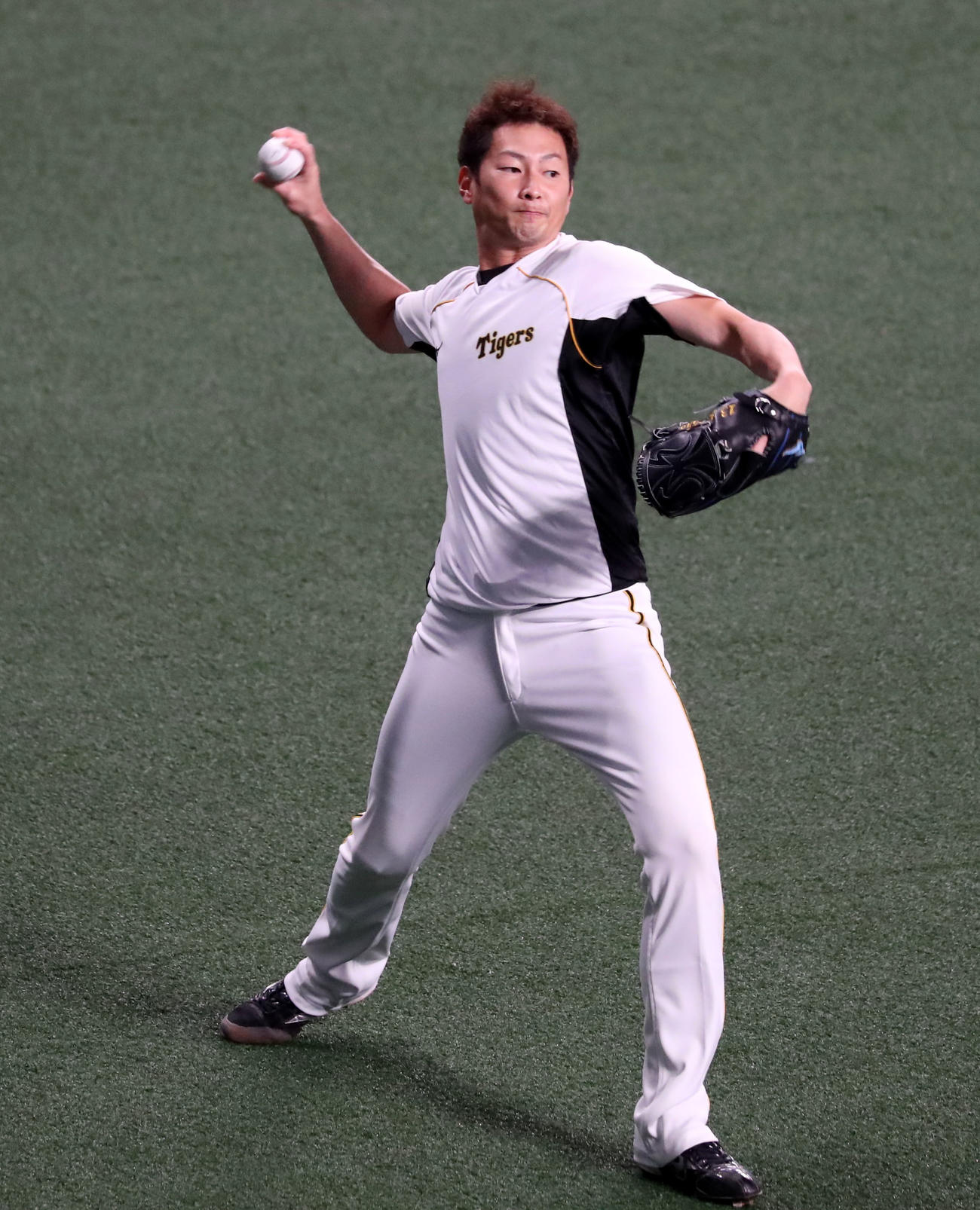 中日対阪神　キャッチボールする二保（撮影・加藤哉）