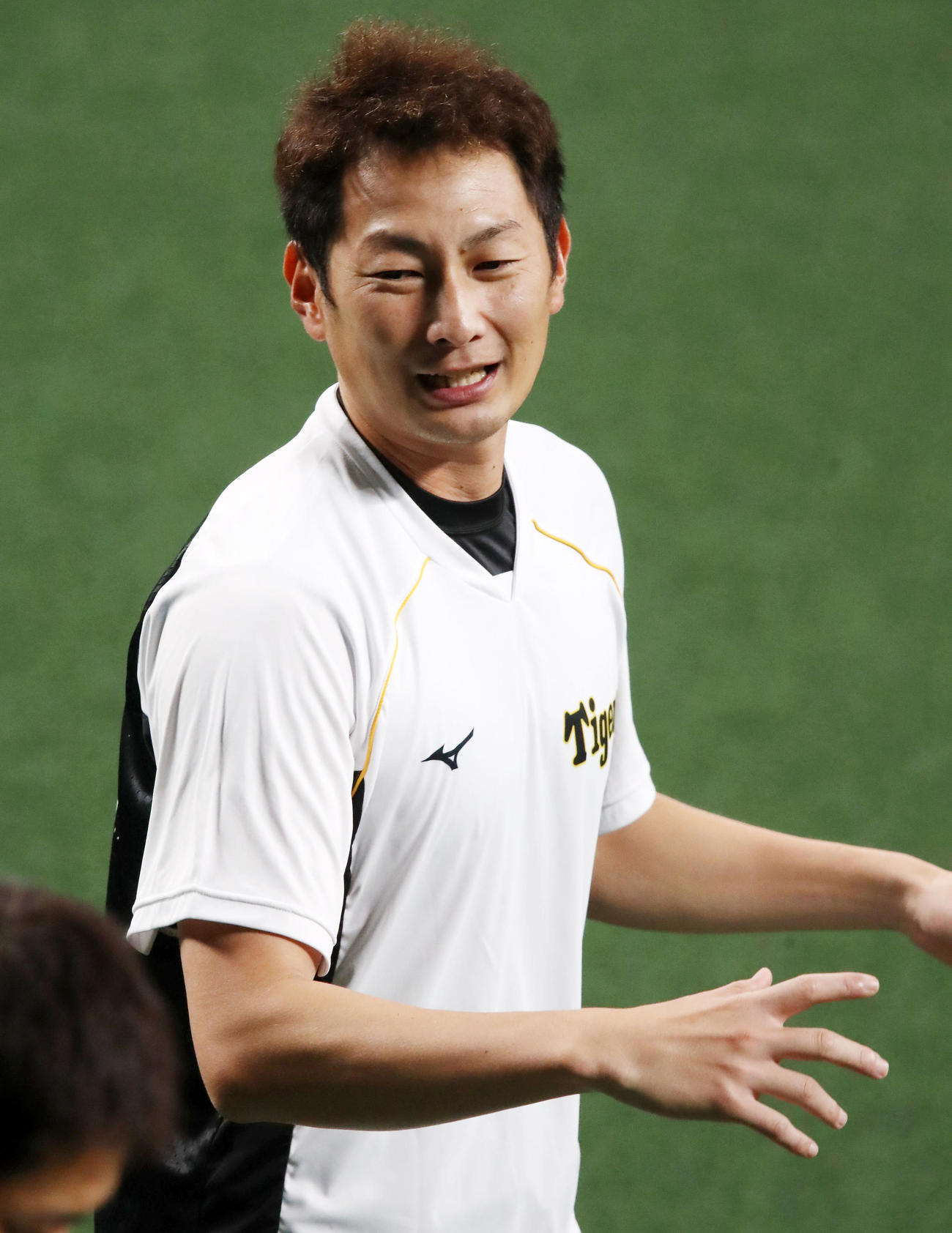 中日対阪神　練習中笑顔を見せる二保（撮影・加藤哉）