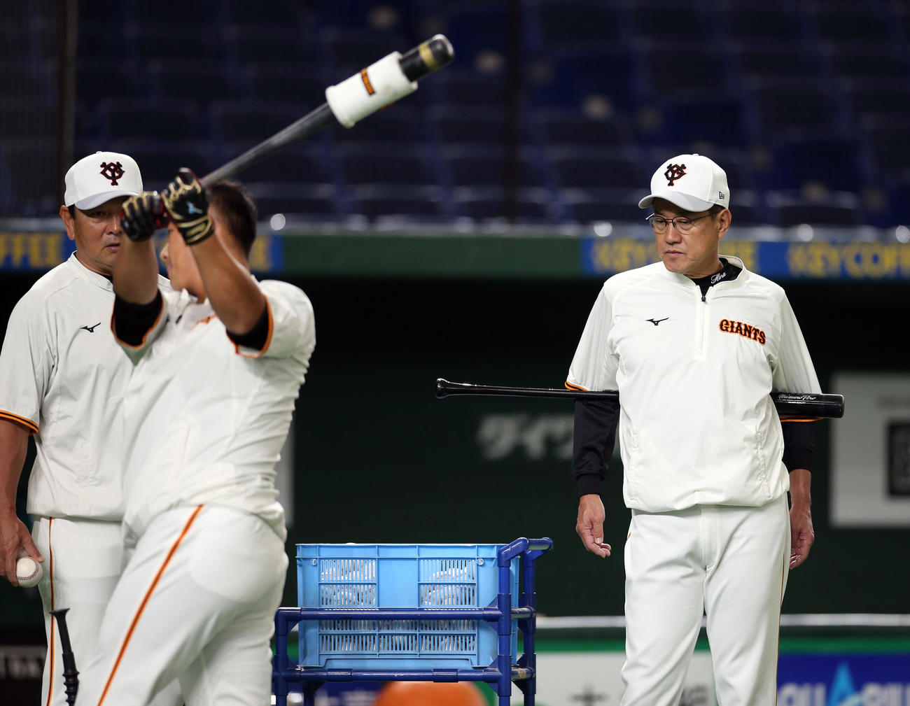 巨人対DeNA　試合前の練習で素振りをする中田（手前）を見つめる原監督（撮影・狩俣裕三）