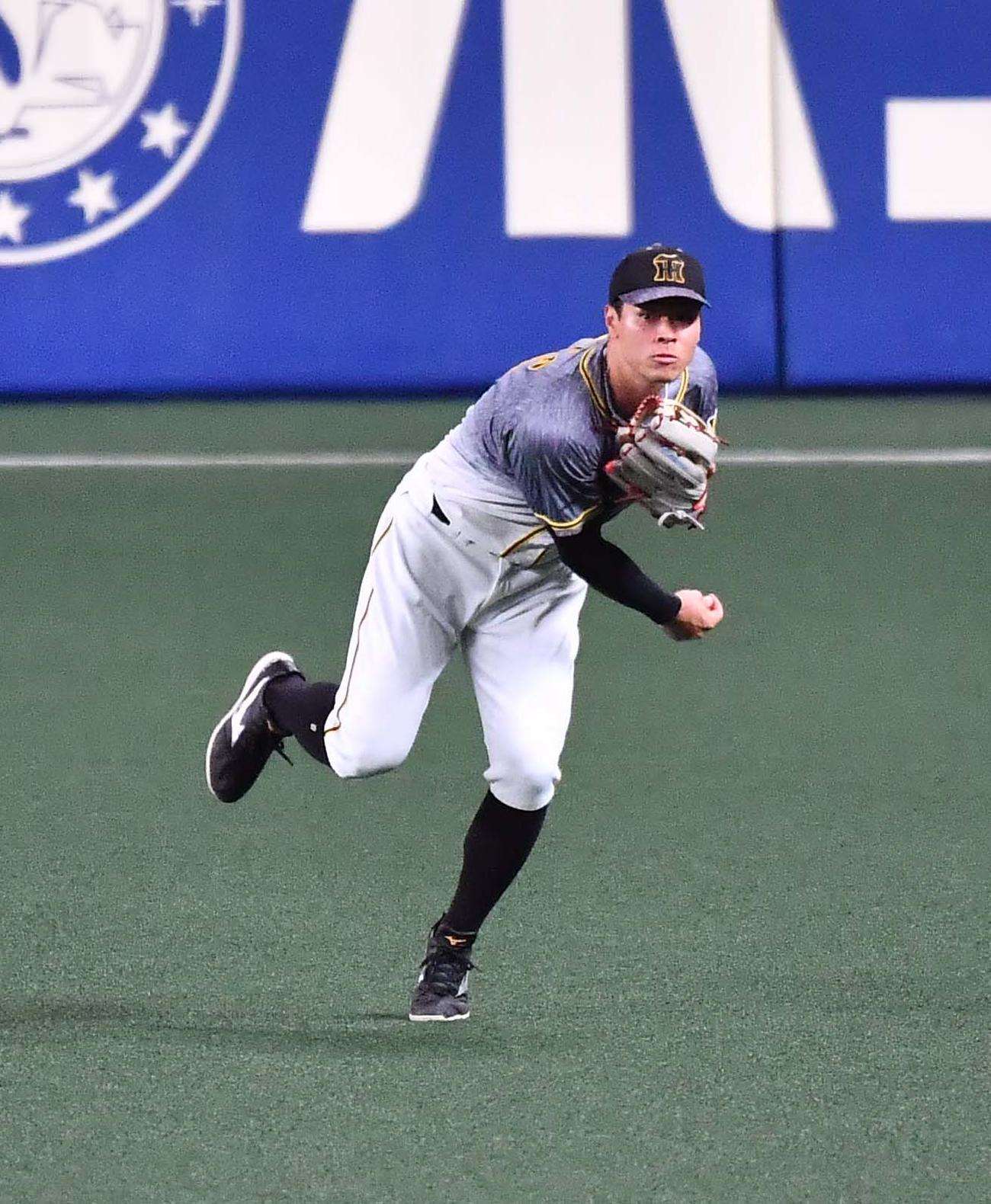 中日対阪神　1回裏中日2死二塁、ビシエドの右前打で生還を狙う京田を本塁で刺す佐藤輝（撮影・上田博志）