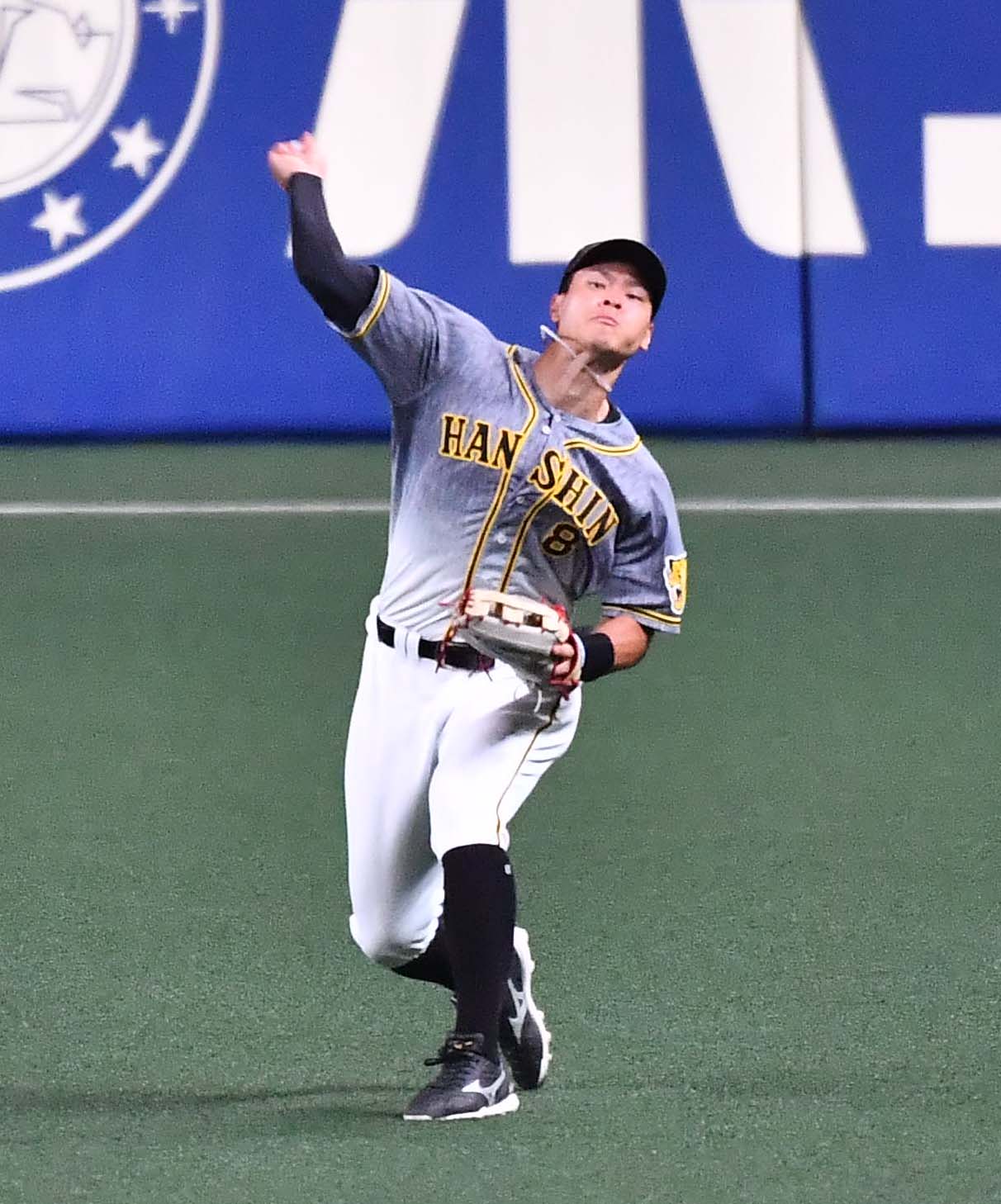 中日対阪神　1回裏中日2死二塁、ビシエドの右前打で生還を狙う京田を本塁で刺す佐藤輝（撮影・上田博志）
