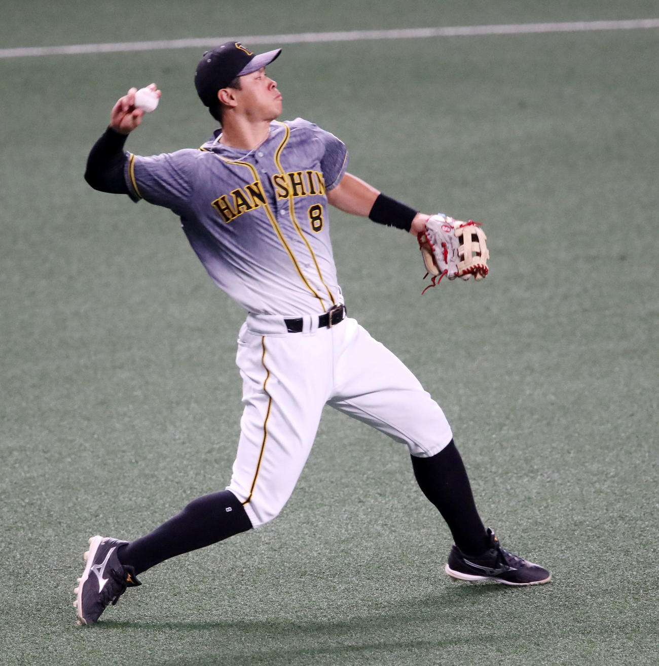 中日対阪神　1回裏中日2死二塁、佐藤輝はビシエドの右前打を本塁へ返球し二塁走者京田を刺す（撮影・加藤哉）