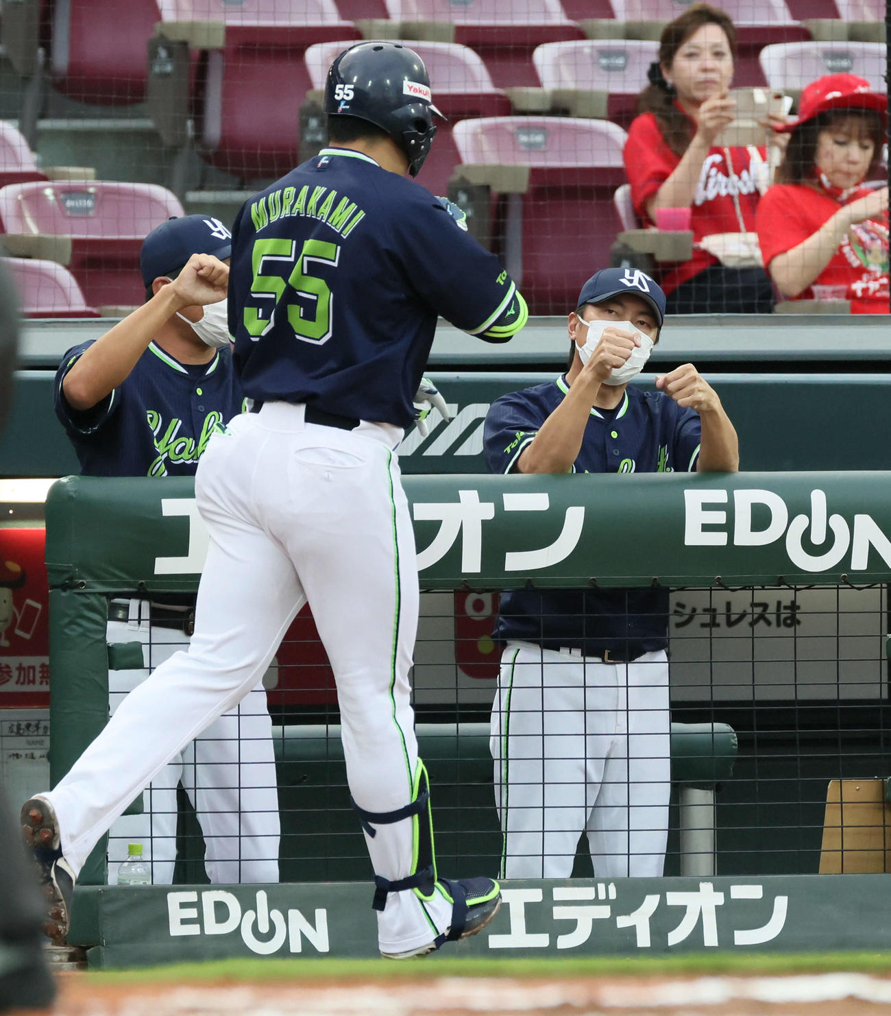 広島対ヤクルト　2回表ヤクルト無死、先制中越え本塁打を放った村上を迎える高津監督（撮影・加藤孝規）