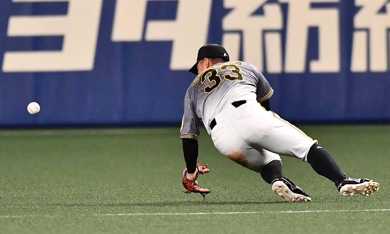 中日対阪神　2回裏中日無死二塁、堂上直倫のゴロをエラーする糸原健斗（撮影・上田博志）