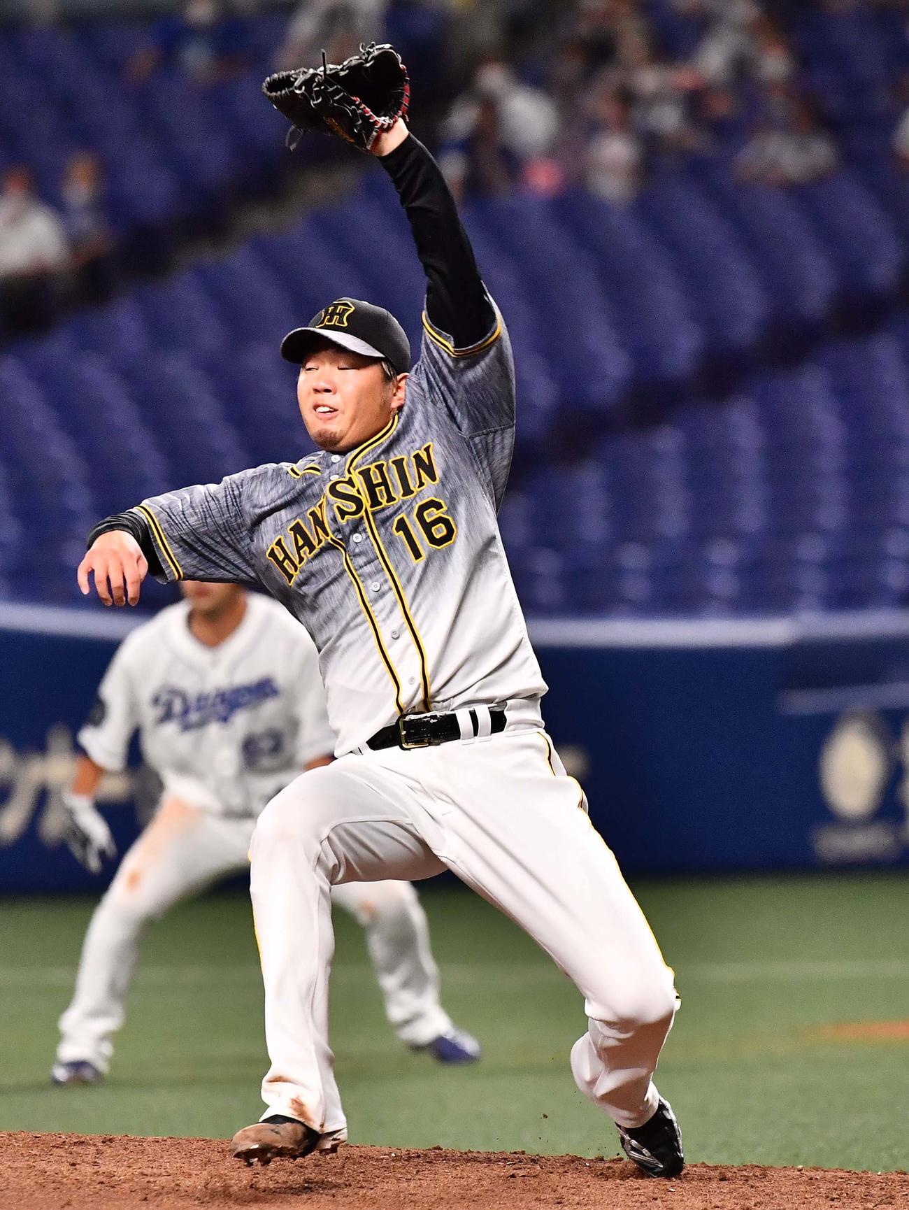 中日対阪神　2回裏中日無死一、三塁、西勇は木下拓に中前先制適時打を浴びる（撮影・上田博志）